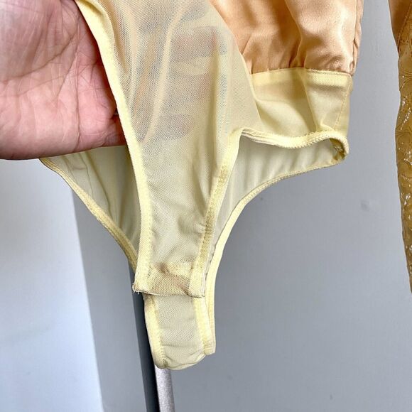 Lulu's Yellow Half Wrap Bodysuit Lace Bell Sleeve Size S - Picture 4 of 9